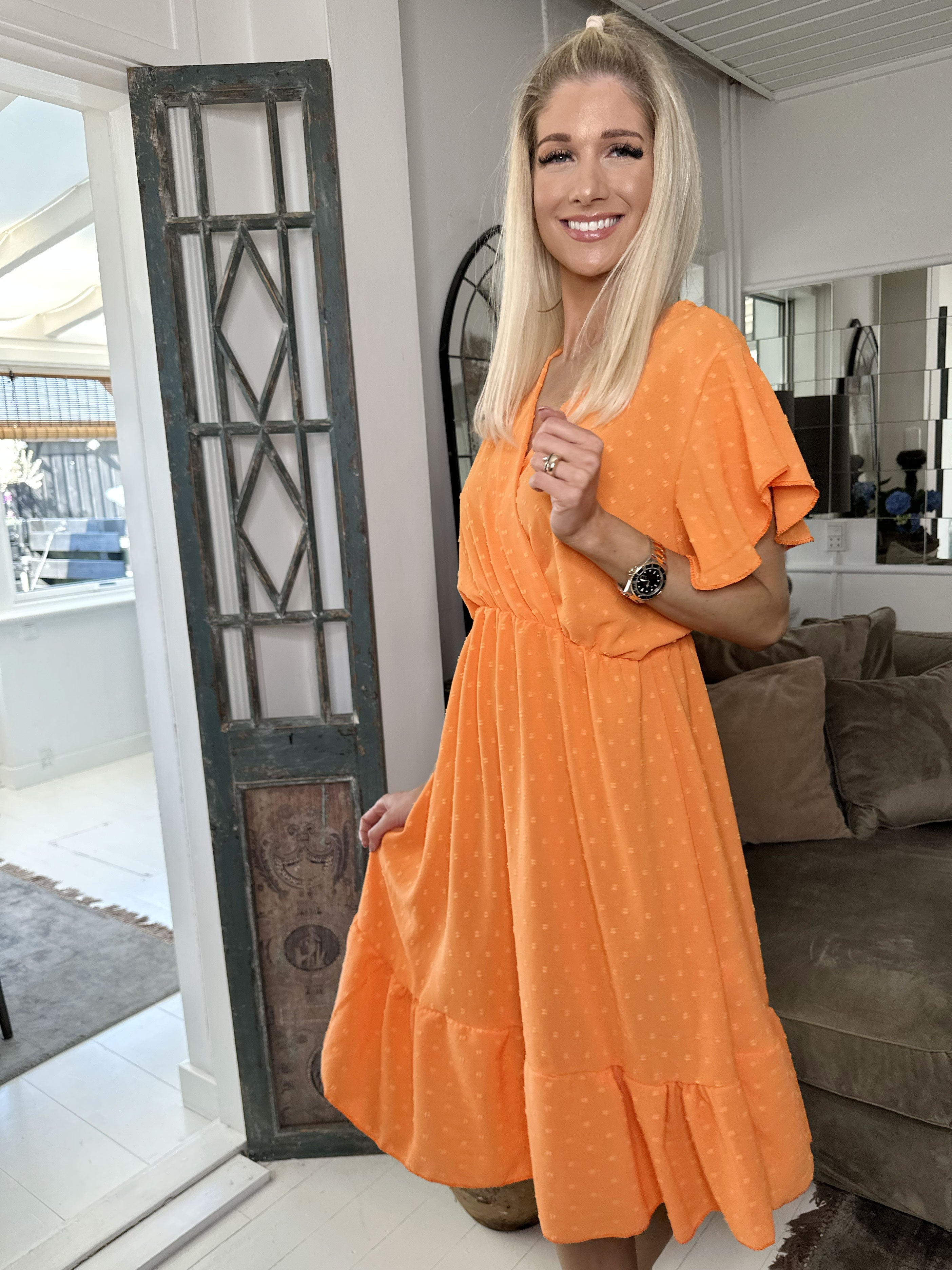 Vanilla - Sommarklänning med prickiga detaljer och volangärmar